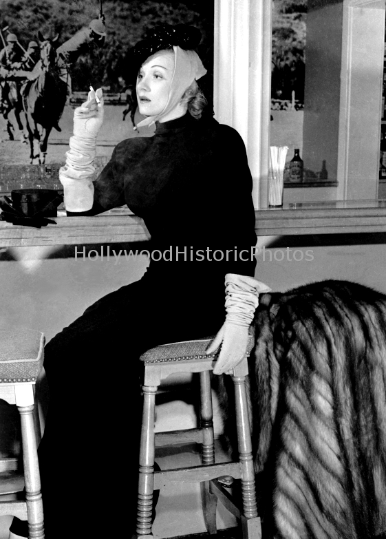 Marlene Dietrich 1937 Beverly Hills Hotel Polo Lounge Bar.jpg